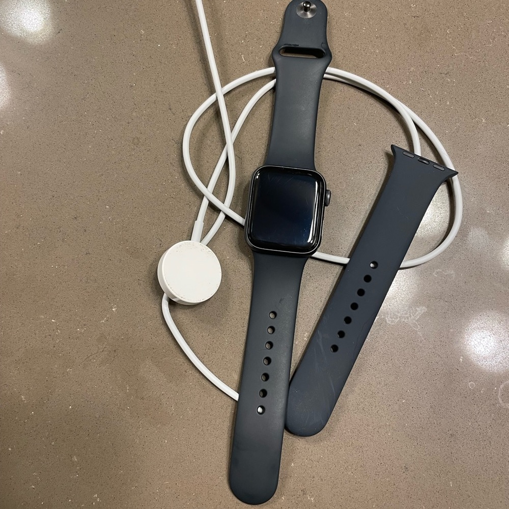 Apple Watch SE 40MM - space gray with dee blue band